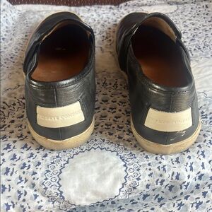 FRYE AND CO. Black Leather Flats with Cream Heel Detail 6.5